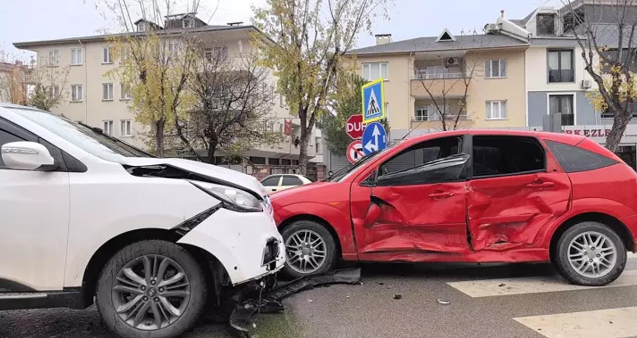 Bursa’da iki araç birbirine girdi